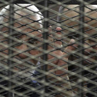 El líder de los Hermanos Musulmanes, Mohamed Badie, detrás de unas rejas, durante el juicio, el pasado 19 de junio.