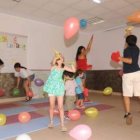 Los más pequeños disfrutan de las actividades programadas en el Centro Alzhéimer de León para este v