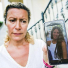 La madre de Diana Quer muestra una foto de su hija, desaparecida desde el 22 de agosto.