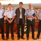 El alcalde de Valencia de Don Juan junto a los nuevos policías locales