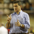 A la izquierda Vrazalic, a la derecha el entrenador del Reale Ademar, Manolo Cadenas, que va conformando poco a poco su equipo.