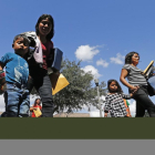 Familias migrantes son procesadas en la Estación Central de Autobuses antes de ser trasladadas a Caridades Católicas,  en McAllen, Texas.