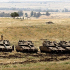 Tanques israelís desplegados este jueves en la frontera que separa los Altos del Golán, territorio ocupado por Israel, y Siria.
