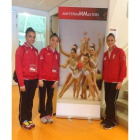 Andrea, Sara y Carolina delante de un cartel del torneo.