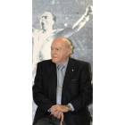 Di Stéfano posa con las cinco Copas de Europa, izquierda, y durante un acto oficial del Real Madrid.