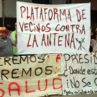 Con pancartas en la mano, decenas de vecinos volvieron a concentrarse en el barrio.