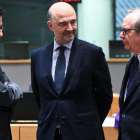 El ministro de Economía italiano, Pier Carlo Padoan (derecha), su homólogo español, Román Escolano (izq) y el comisario europeo Pierre Moscovici, antes de la reunión del Eurogrupo, el 12 de marzo.