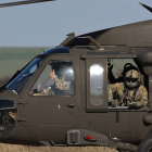 El piloto de una avión militar norteamericano da la señal de Ok tras aterrizar en una parada técnica en el aeropuerto de  Timisoara, en Rumanía. SEBASTIAN TATARU
