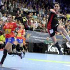 La leonesa Mireya González ante una jugadora alemana. REINHARDT