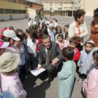 El director provincial de Educación acompañado de profesores y escolares del colegio roblano