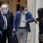 Pablo Iglesias saluda con el codo a su llegada al Senado la pasada semana. BALLESTEROS