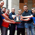 Los entrenadores, con Rafa Guijosa en el centro, posan con la Copa del Rey. ASOBAL