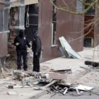 Agentes de la Ertzaintza durante la evaluación de los daños en la sede del Partido Socialista de Eus
