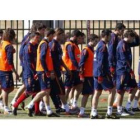 Los jugadores de la selección española de fútbol al inicio del entrenamiento que realizaron ayer con