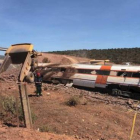 Varios bomberos junto al tren después del accidente.