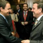 Zapatero y Schröder se saludan afectuosamente durante el encuentro del pasado jueves en Bruselas