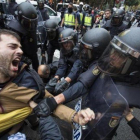1-O: cargas policiales. La actuación de la policía dejó más de mil heridos en la jornada en la que se celebró el referéndum unilateral.
