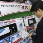 Un consumidor prueba uno de los productos de Nintendo en una tienda deTokio.