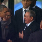 Momento en que Obama le estrecha la mano a Raúl Castro, justo antes del discurso del presidente de EEUU.