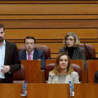 Luis Tudanca junto a parte de los procuradores socialistas en las Cortes.