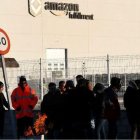 Imagen de un piquete informativo a las puertas del centro de Amazon en San Fernando de Henares (Madrid).