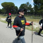 Participantes en la Marcha por  la Tierra, en los últimos kilómetros de recorrido