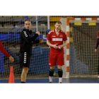 El técnico del Abanca Ademar, Rafa Guijosa, dirigiendo un entrenamiento en el Palacio de Deportes. JESÚS