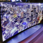 Televisor curvo Samsung de ultra alta definición, de 2,66 metros de diametro, presentado en el CES de Las Vegas.