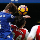 Marcos Alonso remata a gol y golpea duramente con el codo a Bellerín durante el Chelsea-Arsenal.