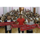 El lateral de la Cultural, Ángel García, en el centro, escoltado por el preparador físico Xabel Secades y por el directivo Juan Luis Díez, durante el acto que compartieron con los alumnos del Colegio Santa Teresa.