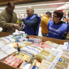 Personas voluntarias recogen la donación de uno de los clientes en E.Leclerc. JESÚS F. SALVADORES