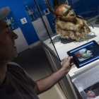 Presentación de la postal interactiva, ayer, en el Museo de la Evolución Humana de Burgos