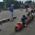 El tren en miniatura de la asociación, un atractivo para los niños. DL