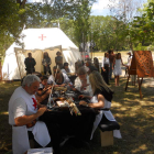Los cristianos preparan sus armas antes de la batalla