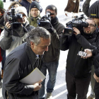 El abogado del responsable de seguridad de Seguriber, a su llegada a los juzgados.