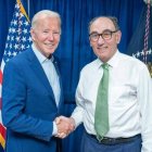 Joe Biden estrecha la mano de Ignacio Galán. IBERDROLA