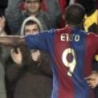 Samuel Eto'o celebra con los aficionados blaugranas el gol del domingo