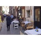 Varios viandantes pasean por una calle del gueto de Roma, que  celebra estos días la Pascua judía.
