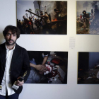 El fotógrafo leonés, ayer, tras recoger el galardón.