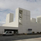 Fachada de la nueva iglesia del Buen Pastor, en el barrio ponferradino de La Rosaleda.