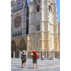 Dos peregrinos, contemplando la Catedral de León.