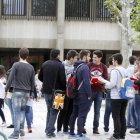 Un grupo de estudiantes a las puertas de la Facultad de Derecho de la Universidad.