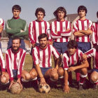 Casimiro, en el centro agachado, con el rojiblanco del Atlético Bembibre, club en el que dejó huella. DL