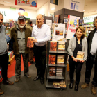 Valentín Carrera, en el centro, junto los autores del volumen de ensayos sobre Gil.