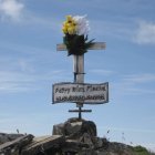 Imagen del monolito colocado en la cima del pico.