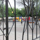 Los efectivos se vieron obligados a forzar los barrotes que rodean el parque infantil para poder sacar al joven.