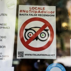 Cartel del restaurante Via dei Mille de Barcelona en el que se posiciona en contra de TripAdvisor.