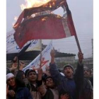 Manifestantes iraquíes queman una bandera danesa en Faluya