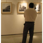 Un hombre contempla la exposición de Bernardo Alonso.