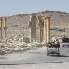 Soldados sirios circulan entre las ruinas de Palmira tras expulsar a los yihadistas del Estado Islámico.,